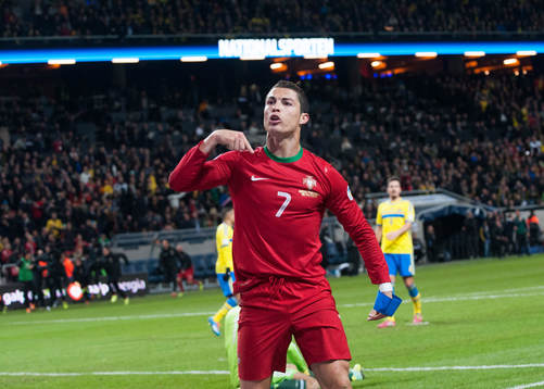 Portugals Cristiano Ronaldo gör 2-2 i playoff-matchen i