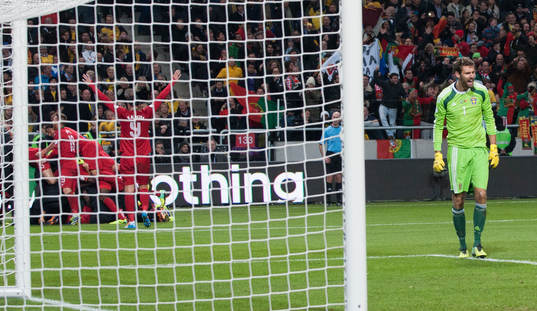 Portugals Cristiano Ronaldo har rundat Andreas Isaksson och