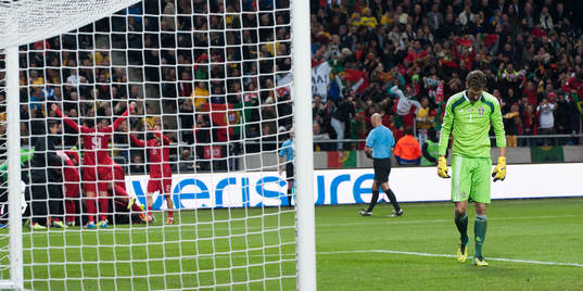 Portugals Cristiano Ronaldo har rundat Andreas Isaksson och