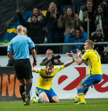 Sveriges vill ha straff sedan Kim Källström gått omkull,