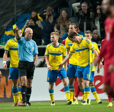 Sveriges vill ha straff sedan Kim Källström gått omkull,