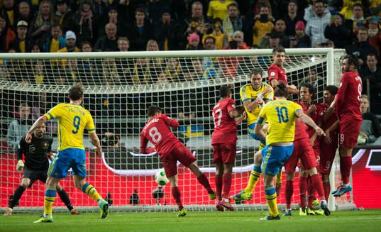 Sveriges Zlatan Ibrahimovic gör 2-1 på frispark sedan