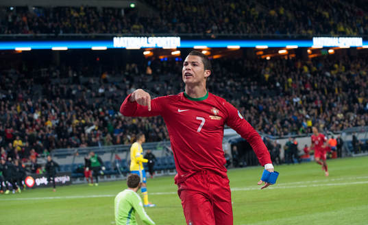 Portugals Cristiano Ronaldo gör 2-2 i playoff-matchen i