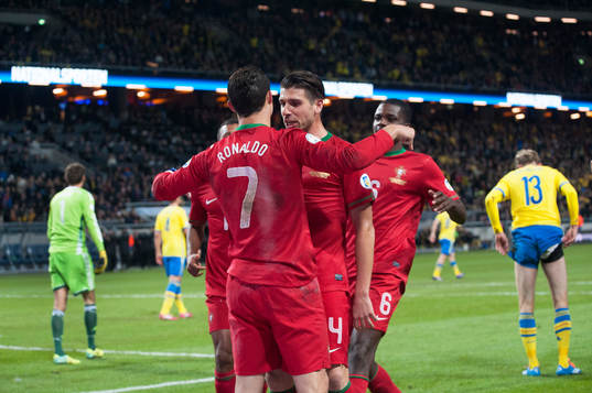 Portugals Cristiano Ronaldo gör 2-2 i playoff-matchen i