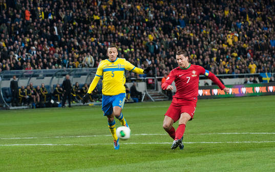 Portugals Cristiano Ronaldo gör 0-1 i playoff-matchen i