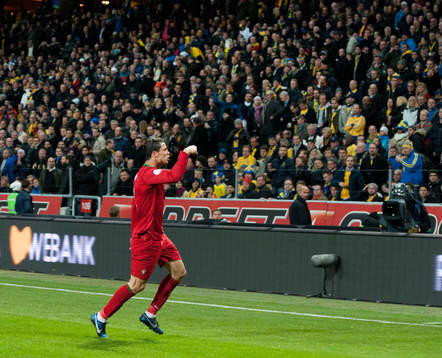 Portugals Cristiano Ronaldo gör 0-1 i playoff-matchen i