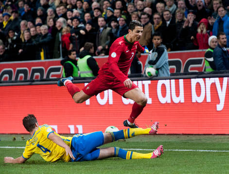 Sveriges Per Nilsson glidtacklar Portugals Cristiano