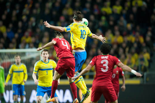 Sveriges Zlatan Ibrahimovic i höjdduell i VM-kvalet mellan