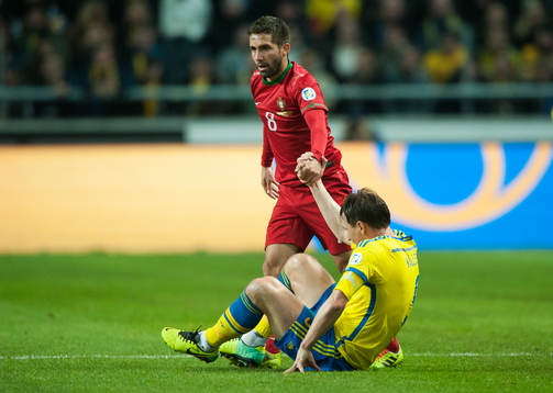 Fair play, Portugals Joao Moutinho hjälper Sveriges Kim