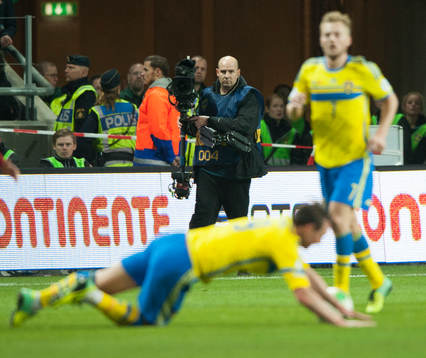 Portabel TV-kamera vid sidlinjen i VM-kvalet mellan Sverige