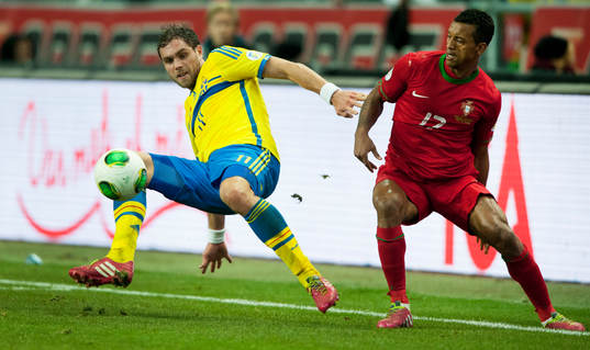 Sveriges Johan Elmander och Portugals Nani i VM-kvalet