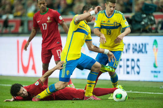Portugals Pepe drar Sveriges Johan Elmander i tröjan i