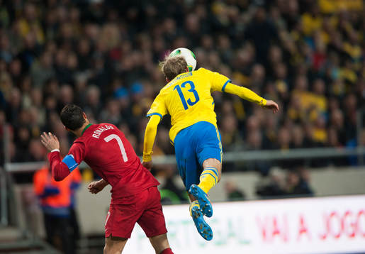 Sveriges Mikael Antonsson och Portugals Ronaldo i VM-kvalet