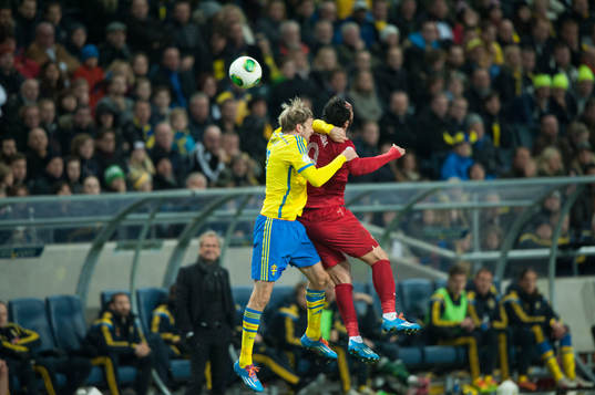 Sveriges Mikael Antonsson och Portugals Hugo Almeida i