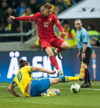 Sveriges Zlatan Ibrahimovic glidtacklar Portugals Antunes i