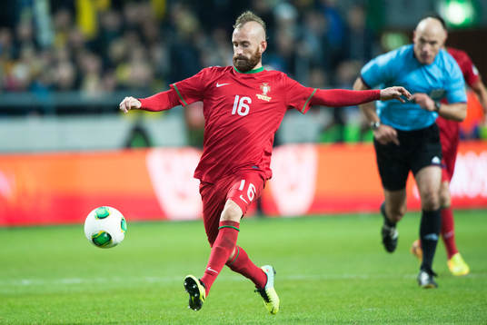 Portugals Raul Meireles och domaren Howard Webb i VM-kvalet