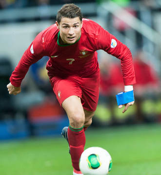Portugals Cristiano Ronaldo med lagkaptensbindel i handen i