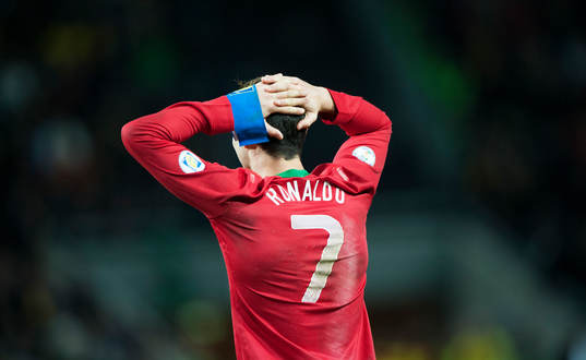 Portugals Cristiano Ronaldo deppar i VM-kvalet mellan