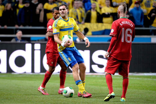 Sveriges Johan Elmander störs av inkastade bollar