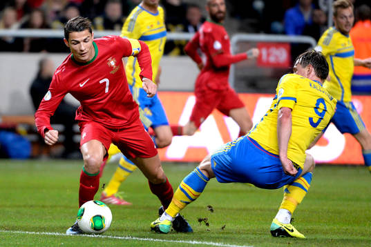 Portugals Cristiano Ronaldo utmanar Sveriges Kim Källström