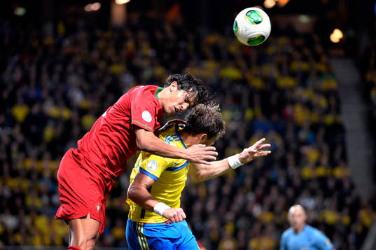 Portugals Bruno Alves och Sveriges Johan Elmander
