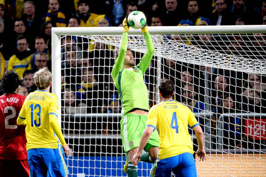 Sveriges målvakt Andreas Isaksson räddar en boll