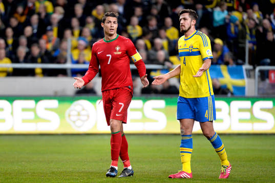 Sveriges Per Nilsson och Portugals Cristiano Ronaldo slår