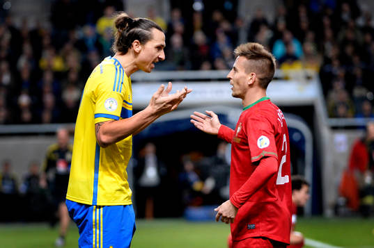 Sveriges Zlatan Ibrahimovic argumenterar med Portugals