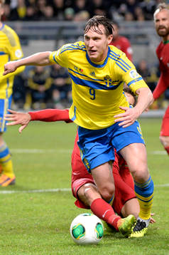 Sveriges Kim Källström fälls av Portugals Joâo Moutinho