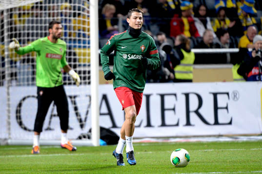 Portugals Cristiano Ronaldo värmer upp