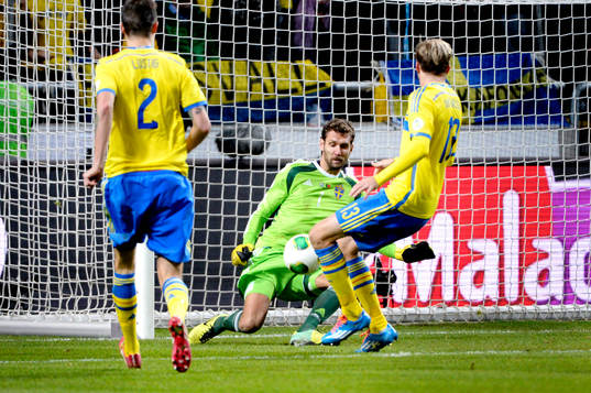 Sveriges målvakt Andreas Isaksson räddar