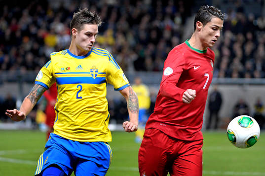 Sveriges Mikael Lustig jagar Portugals Cristiano Ronaldo
