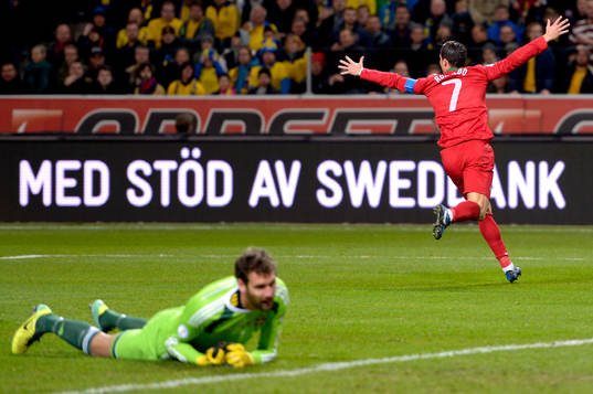 Portugals Cristiano Ronaldo jublar medan Sveriges målvakt
