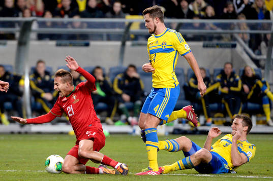 Portugals Joao Pereira stoppas av Sveriges Per Nilsson och