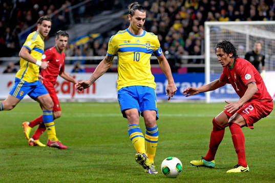 Sveriges Zlatan Ibrahimovic utmanar Portugals Bruno Alves
