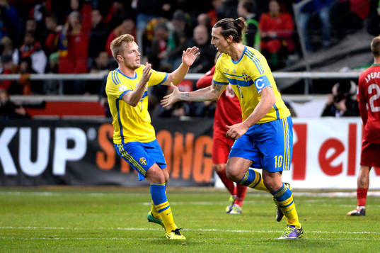 Sveriges Zlatan Ibrahimovic gratuleras av Sebastian Larsson