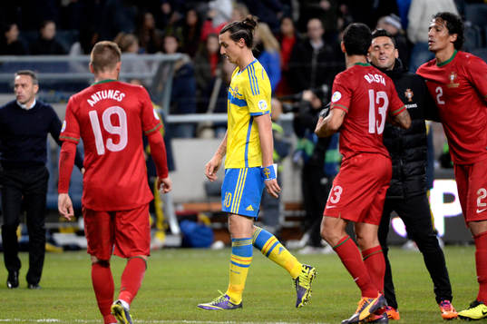 Sveriges Zlatan Ibrahimovic lämnar planen
