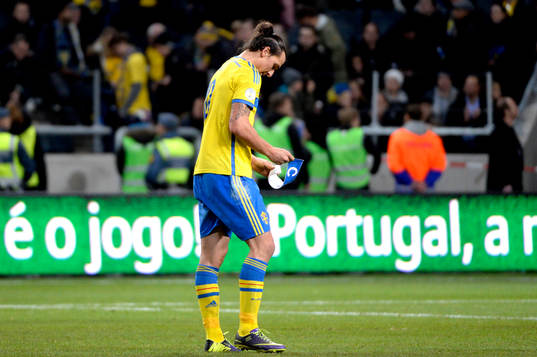 Sveriges Zlatan Ibrahimovic tar av sig lagkaptensbindeln