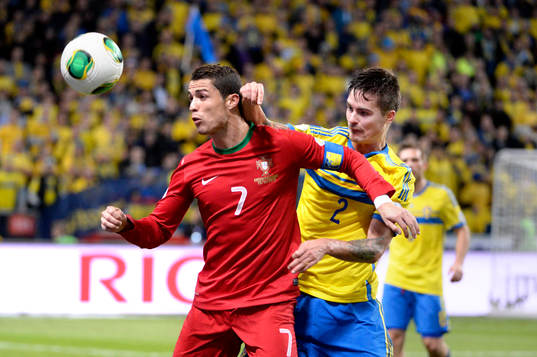 Portugals Cristiano Ronaldo och Sveriges Mikael Lustig