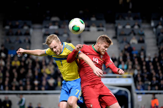 Sveriges Sebastian Larsson och Portugals Antunes