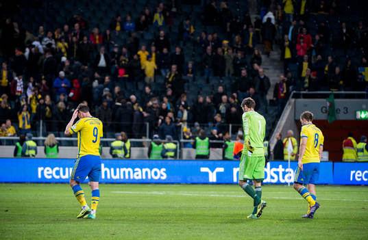 Sveriges Kim Källström, målvakt Andreas Isaksson och