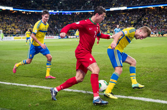 Portugals Cristiano Ronaldo mellan Sveriges Mikael Lustig