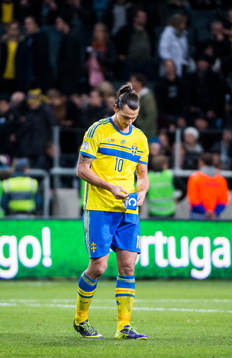 Sveriges Zlatan Ibrahimovic tar av sig kaptensbindeln