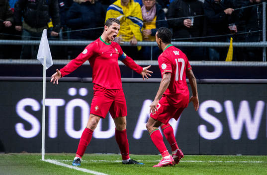 Portugals Cristiano Ronaldo jublar tillsamman med Nani