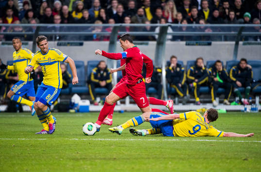 Portugals Cristiano Ronaldo springer igenom Sverige