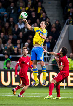 Sveriges Zlatan Ibrahimovic tar emot boll