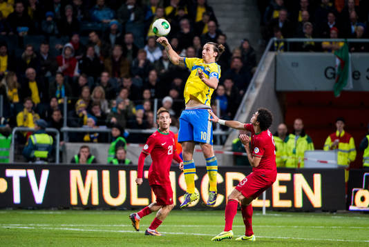 Sveriges Zlatan Ibrahimovic tar emot boll