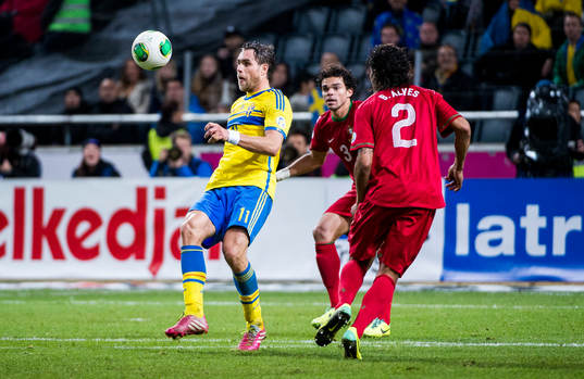 Sveriges Johan Elmander med Portugals Pepe och Bruno Alves