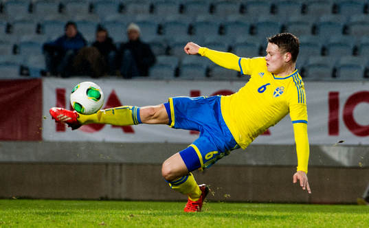 Sveriges Viktor Claesson skjuter 2-0 med ryggen mot mål