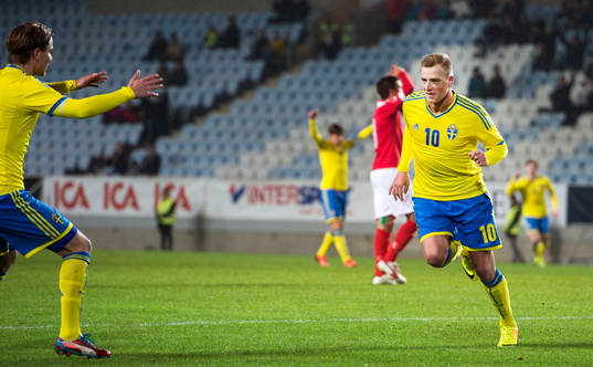 Sveriges John Guidetti har gjort 1-0 och jublar
